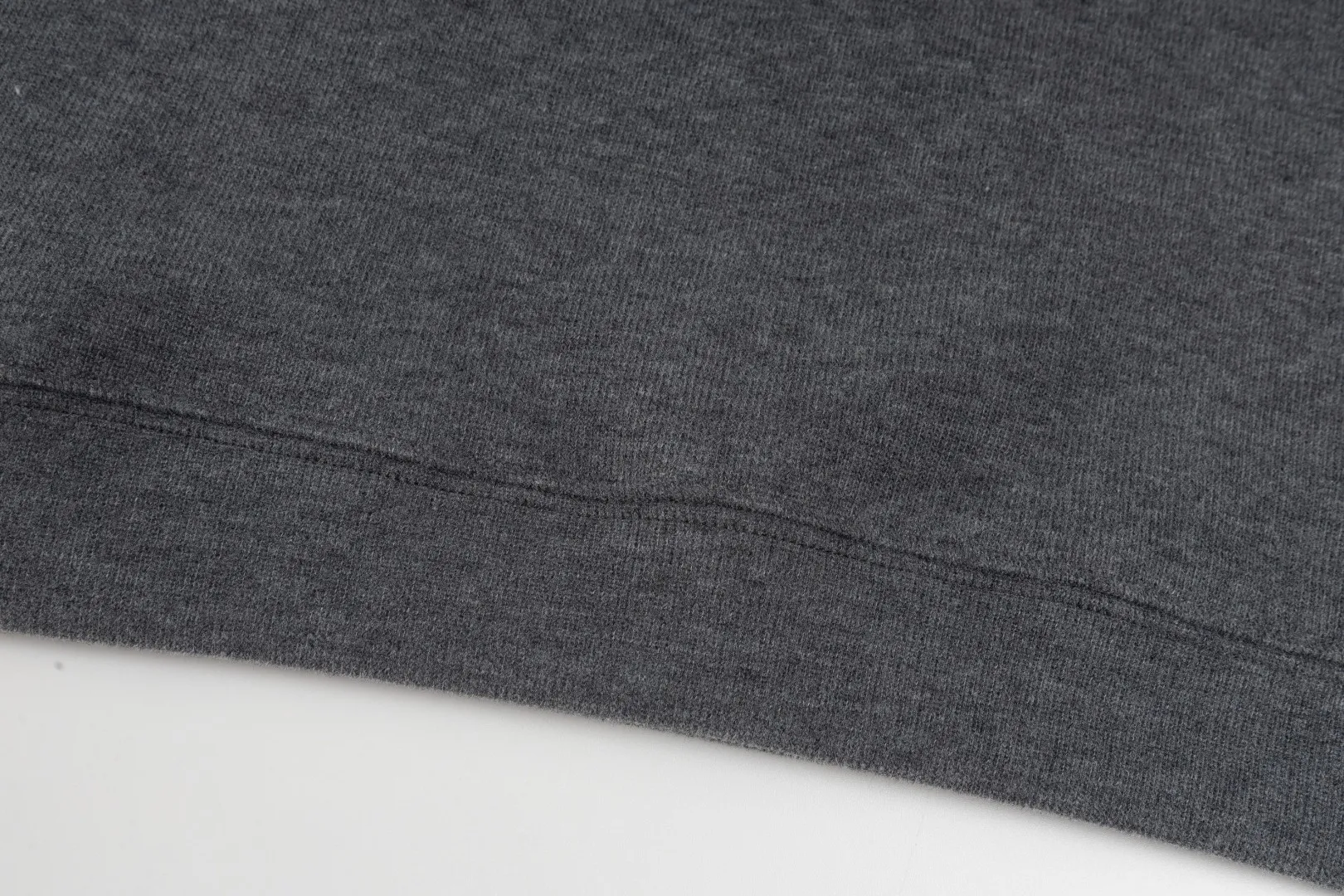 P230 #R97 Ralph lauren twelve-color embroidered pony logo half-zip high-neck long-sleeved knitted sweatshirt. The same style for men and women. The new half-zip sweatshirt for couples to wear in autumn is here! This kind of sweatshirt is really popular this year, even more popular than the hooded sweatshirt. Open the zipper and it can be used as a large lapel, which makes it more fashionable. The color of the classic design of the little war horse on the chest is matched with the embroidery. The simple zipper design echoes the brand logo, so you don’t need to match too much. The sweater version is loose enough! The fabric is custom-woven and dyed 100 cotton. 320g high gram weight 100% cotton knitted cotton with a certain thickness. The fabric is soft and comfortable, and the three-dimensional fabric is full of texture. The stitching is three needles and five threads, which is beautiful and strong. The pattern is also good. Although it is loose, it does not look bulky! - It is not a popular color scheme on the street. The color is pure and highly recommended. The upper body has a particularly high rate of turning heads. Loose style. Big drop shoulder OS style. Same style for men and women. Couple wear. Versatile and practical! Color: Gray, navy, khaki, green label, oatmeal brown label, apricot, black, army green, burgundy, pink, dark gray, light blue, white. Size: S M L XL Length: 70/72/74/76 Bust: 53.5/55.5/57.5/58.5 Shoulder width: 44/45/46/47 Sleeve length: 61/62/63/64